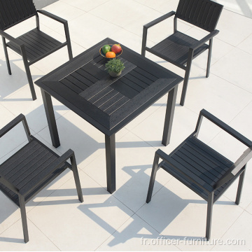 Table et chaise de café en plein air du jardin de loisirs en plein air